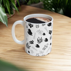 Taza de polilla, taza de cerámica blanca, taza de té con flores, taza de café, bellas artes, botánica, Cottagecore, regalo de bruja para amantes del té, taza de Halloween, regalo de Navidad imagen 6