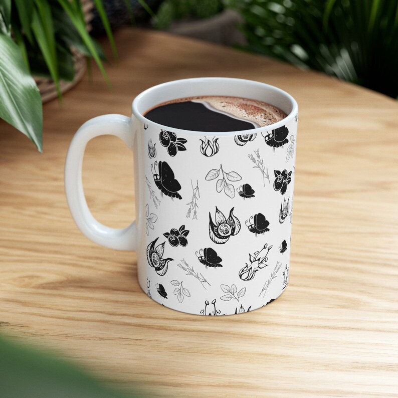 Taza de polilla, taza de cerámica blanca, taza de té con flores, taza de café, bellas artes, botánica, Cottagecore, regalo de bruja para amantes del té, taza de Halloween, regalo de Navidad imagen 6