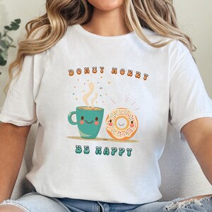 Donut preoccupati sii felice caffè e ciambella cartone animato T-shirt, regalo divertente per gli amanti del cibo, maglietta carina a tema panetteria, maglietta per la colazione, maglietta unisex Softstyle