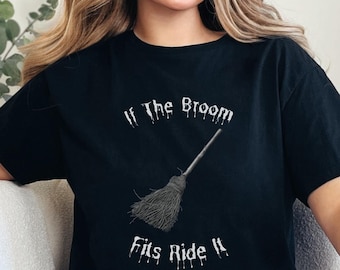 Könnte beinhalten: Schwarzes T-Shirt mit dem Text "If The Broom Fits Ride It" und einer weißen Besengrafik. Das T-Shirt hat einen lässigen Stil und ist für den Alltag geeignet.