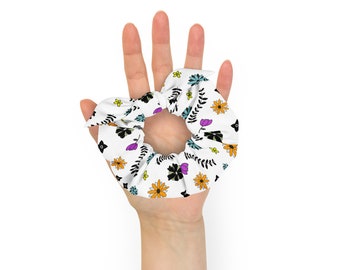 Scrunchie mit Blumendruck. Buntes Haargummi mit Blumenmuster. Haargummi aus recyceltem Material. Haargummi mit Wildblumen-Design.