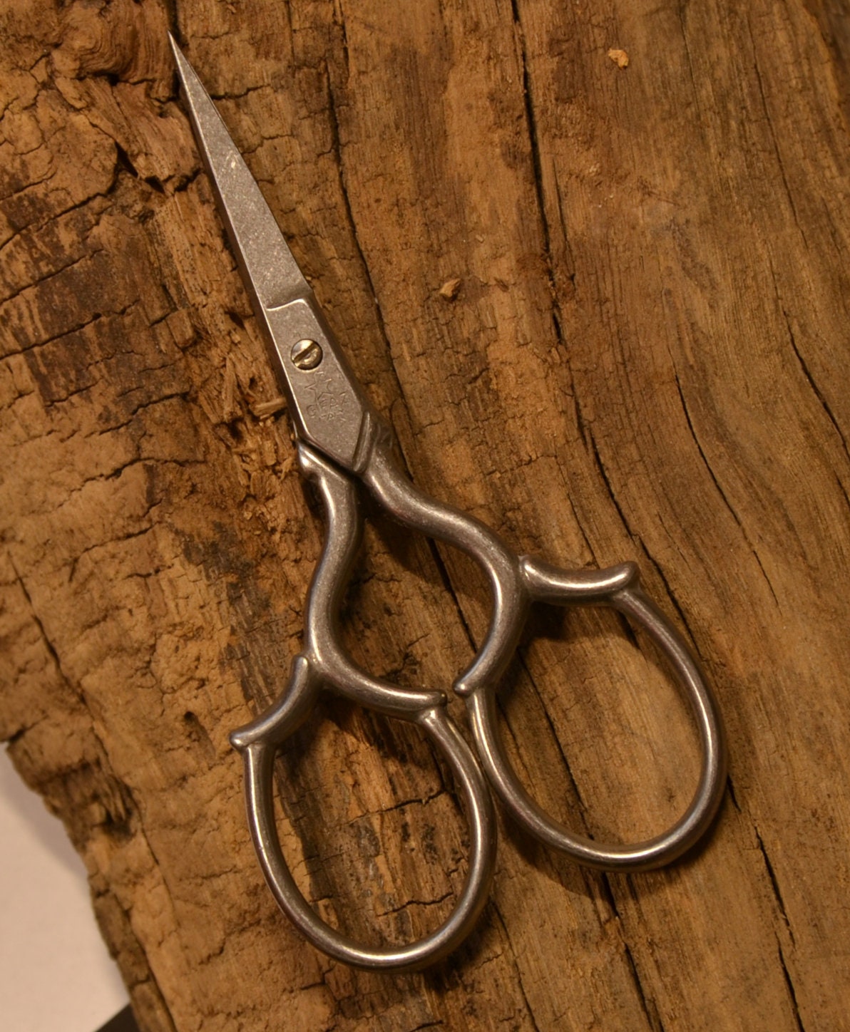 Vintage scissors for embroidery - antique steel sewing "60s/70s" with heart rings