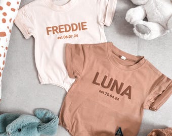 Pelele de bebé personalizado, estampado beige abullonado, nombre y fecha personalizados