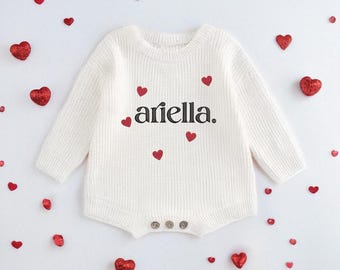 Pelele personalizado de San Valentín con corazón bordado y nombre de bebé