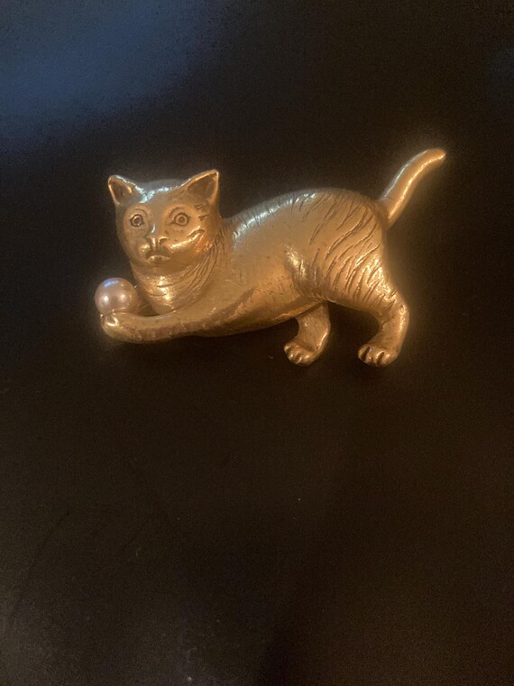 Cat with Pearl brooch