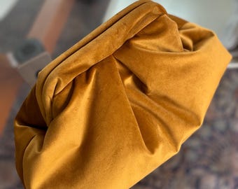 Clutch in morbido velluto, elegante e capiente