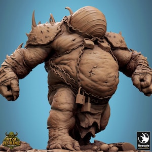 Op de afbeelding: Een gedetailleerde bruine sculptuur van een monsterlijke figuur, met een groot hoofd, hoorns en een geketende torso. De figuur heeft een grotesk uiterlijk met een getextureerde huid en is versierd met sloten. De basis bevat de tekst "Pit of Pestilence Volume II".