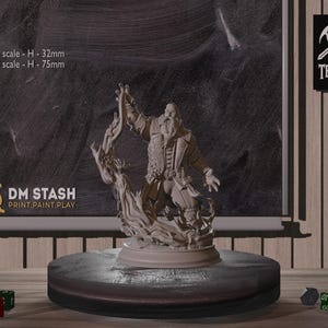Può includere: Una miniatura stampata in 3D di un uomo barbuto che lancia un incantesimo, in piedi su una base con un effetto vorticoso. La miniatura è alta 32 mm o 75 mm. Il testo "DM STASH PRINT.PAINT.PLAY" è visibile sulla base.