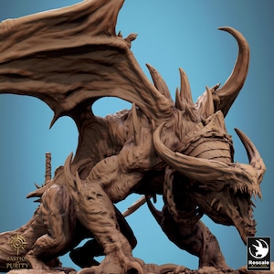 Può includere: Statuetta di drago marrone dettagliata con grandi corna, ali e denti affilati. Il drago è in posa dinamica, con trame e dettagli intricati. L'immagine include il testo "Bastion of Purity" e "Rescale".