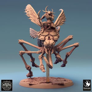 Op de afbeelding: Een gedetailleerd miniatuur van een skeletachtige spin met een demon die op zijn rug rijdt. De demon houdt een wapen vast en heeft vleugels. De spin heeft acht poten en een groot hoofd met ogen. Het miniatuur is in lichtbruin geverfd.