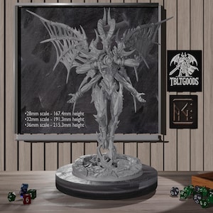 Könnte beinhalten: Eine detaillierte graue Miniaturfigur eines geflügelten Dämons mit mehreren Armen, die auf einem kreisförmigen Sockel steht. Die Figur wird vor einer Tafel mit Text zur Angabe von Maßstab und Höhenmaßen präsentiert. Die Figur ist etwa 167,4 mm bis 215,3 mm hoch.