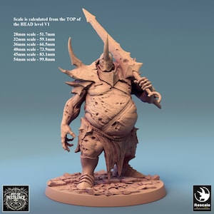 Puede incluir: Una figura en miniatura detallada de una criatura grotesca y carnosa con una gran barriga bulbosa, que lleva armadura y empuña una gran espada. La figura está pintada en un tono carne y tiene una superficie texturizada. La figura está de pie sobre una base de piedra rota.