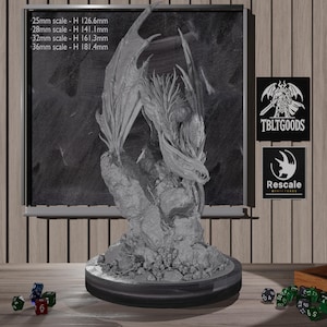 Può includere: Figurina di drago grigio dettagliata su una base rotonda. Il drago ha grandi ali ed è appollaiato su una base rocciosa. L'immagine include testo che indica le dimensioni della scala e i loghi di TBLTGOODS e Rescale Miniatures.