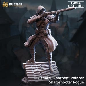 Op de afbeelding: Een gedetailleerde miniatuurfiguur van Richard "Sharpey" Pointer, een scherpschutter-schurk, die met een geweer mikt. De figuur draagt een capuchonmantel en een harnas, staand op een dak. Onderdeel van de "Law & Disorder" collectie.