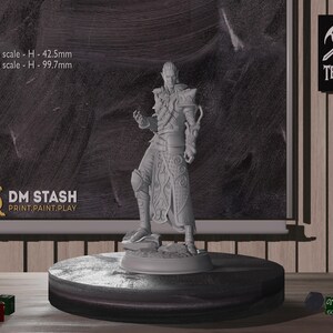 Könnte beinhalten: Eine graue, detaillierte Miniaturfigur einer Person, die eine lange, fließende Robe mit komplizierten Mustern trägt. Die Figur steht auf einem runden Sockel. Der Text "DM STASH PRINT.PAINT.PLAY" ist auf dem Sockel sichtbar.