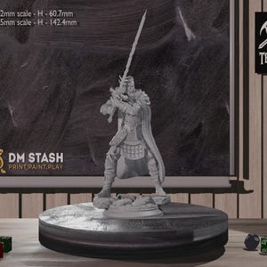 Könnte beinhalten: Eine graue Plastikminiaturfigur eines Kriegers, der ein Schwert hält. Die Figur steht auf einem runden Sockel. Die Figur ist 60,7 mm hoch im Maßstab 32 mm und 142,4 mm hoch im Maßstab 75 mm. Der Text "DM STASH PRINT PAINT.PLAY" ist auf dem Sockel sichtbar.