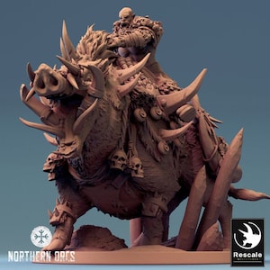 Op de afbeelding: Gedetailleerde miniatuursculptuur van een Orc die op een oorlogszwijn rijdt. Het zwijn heeft grote slagtanden en is versierd met schedels en pantser. De Orc is gewapend en klaar voor de strijd. Gedetailleerde fantasie miniatuur.