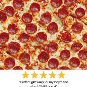 Może przedstawiać: Zbliżenie na pizzę pepperoni z grubą warstwą roztopionego sera. Pizza jest pokryta czerwonymi plastrami pepperoni.