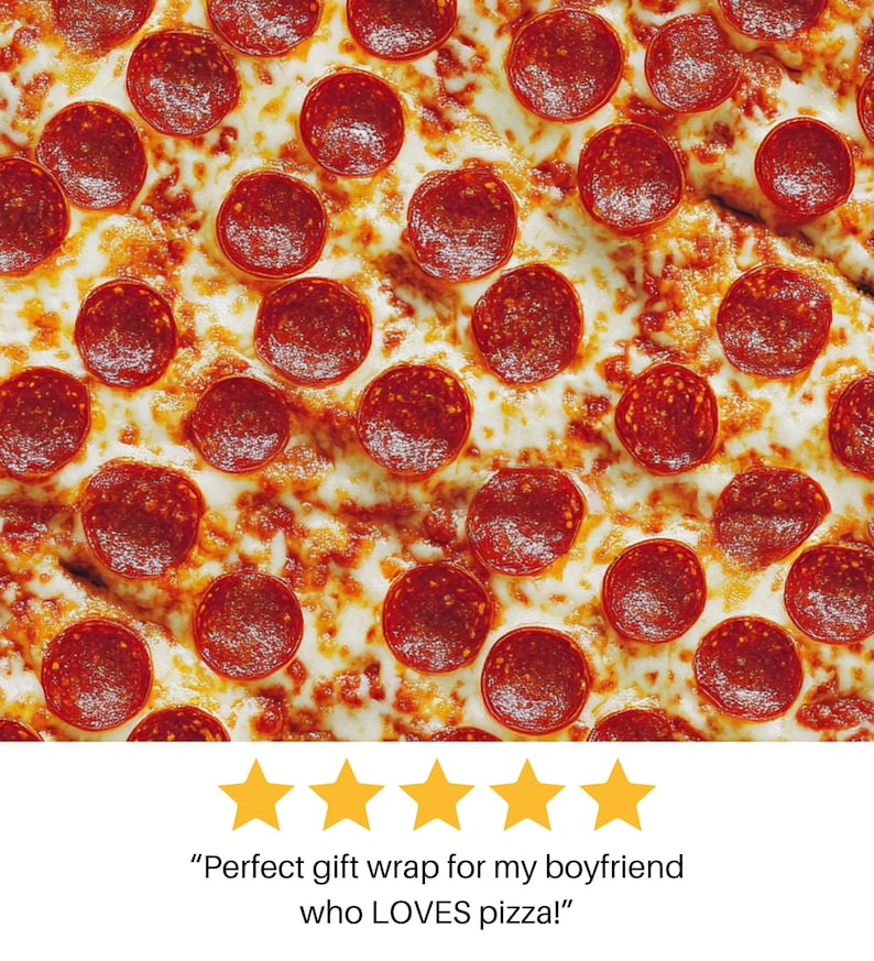 Może przedstawiać: Zbliżenie na pizzę pepperoni z grubą warstwą roztopionego sera. Pizza jest pokryta czerwonymi plastrami pepperoni.
