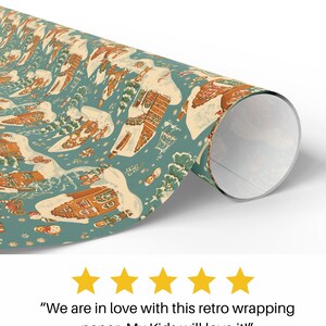 K&ouml;nnte beinhalten: Eine Rolle Geschenkpapier im Retro-Stil mit t&uuml;rkisblauem Hintergrund und einem sich wiederholenden Muster aus Lebkuchenh&auml;usern, schneebedeckten B&auml;umen und Schneem&auml;nnern. Das Papier hat eine Vintage-&Auml;sthetik, ideal f&uuml;r Weihnachtsgeschenke.