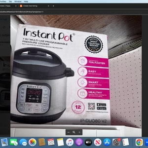 Puede incluir: Una olla a presión Instant Pot plateada con una pantalla digital que muestra 05:20. La caja es rosa y blanca y dice "Instant Pot" en letras negras grandes. La caja también dice "7-en-1 Multi-Use Programmable Pressure Cooker" y "Most Trusted Brand".