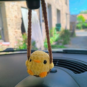 Décoration de voiture au crochet fait main avec rétroviseur. poussin poulet poussin avec chapeau de grenouille