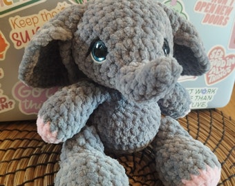 Ellie l'éléphant fait main au crochet en peluche unique prête à être installée dans sa nouvelle maison