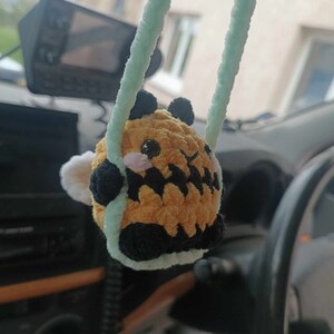 Décoration rétro au crochet. Poussin, canard et abeille image 3