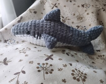 Peluche requin au crochet faite main