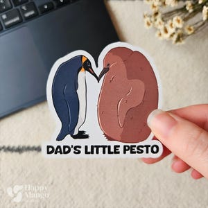Pesto de pinguïn 'Dad's little pesto'-sticker, handgemaakte glanzende of waterbestendige sticker voor laptop, notebook en meer