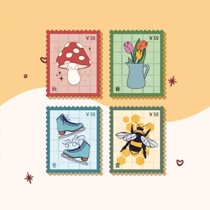 Puede incluir: Cuatro sellos postales decorativos con temas de temporada. Los sellos presentan un hongo rojo, un jarrón con tulipanes, patines de hielo y una abeja. Cada sello tiene un valor de ¥50 y texto en japonés. El fondo es de color naranja claro.
