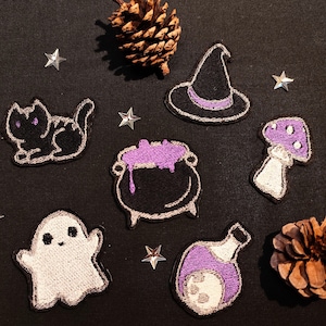 Puede incluir: Un conjunto de nueve parches bordados para planchar con temas de Halloween. Los parches incluyen un gato negro, un sombrero de bruja, un caldero, un fantasma, un hongo, una botella de poción y tres estrellas.