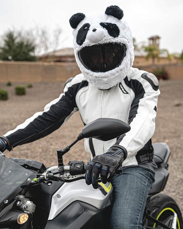 Llevar unas orejas de conejo o un Pikachu en el casco de la moto