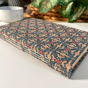 Lang genähtes Journal mit Korkhülle | Recyclingpapier | Niedliche Notizbücher | Hardcover Notizbücher| Stoff bezogenes Buch | Dot Grid Unikat