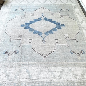 Alfombra Oushak anudada a mano: diseño moderno en gris, blanco y azul