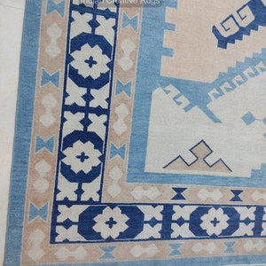 Alfombra Oushak moderna anudada a mano, azul y blanca, hecha a medida