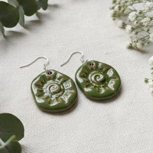 Pendientes de cerámica hechos a mano con diseño de espiral de sol verde, colgantes de cerámica tribal, joyería boho chic.