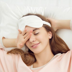 Masque de sommeil luxueux en soie de mûrier 100 % naturelle pure image 2