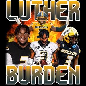 Op de afbeelding: Een zwart en gouden grafisch ontwerp met de tekst "Luther Burden" in grote, vetgedrukte letters. Het ontwerp bevat drie afbeeldingen van een voetballer die een zwart en gouden uniform draagt met het woord "Mizzou" op het shirt.