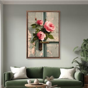 Può includere: Stampa artistica su tela incorniciata con rose rosa contro una porta azzurra usurata. L'opera d'arte ha uno stile vintage e pittorico con pennellate visibili e una maniglia in bronzo. Le rose sono in piena fioritura, con foglie verdi.