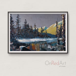 Könnte beinhalten: Gerahmtes Landschaftsgemälde, das eine Berglandschaft mit einem gefrorenen See und immergrünen Bäumen zeigt. Das Kunstwerk verwendet Blau-, Gelb- und Brauntöne mit einem dunkelgrauen Himmel. Das Gemälde ist rechts unten mit "OnRedArt" signiert.
