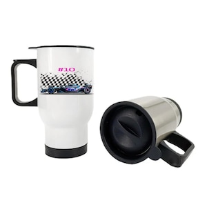 Puede incluir: Taza de viaje blanca con asa negra y tapa negra. La taza tiene un diseño de bandera a cuadros con un coche de carreras y el número 10 en rosa.