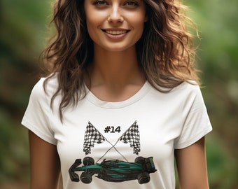 Puede incluir: Camiseta blanca con un gráfico de coche de carreras verde y negro y banderas a cuadros. El número 14 está impreso en la camiseta.