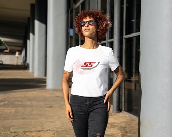 Puede incluir: Una camiseta blanca con un gráfico rojo de las letras "SS" con el texto "women support choose" debajo. El gráfico está sobre un fondo de acuarela rosa.