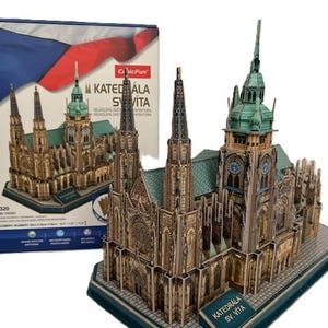 Puede incluir: Un detallado rompecabezas 3D de la Catedral de San Vito, con intrincados detalles arquitectónicos y una torre con techo verde. El modelo se muestra junto a su caja, que incluye la bandera checa y el texto "KATEDRÁLA SV. VÍTA".
