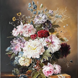 Può includere: Un dipinto di natura morta con un mazzo di fiori in un vaso di terracotta. I fiori includono peonie, rose e altri fiori in tonalità di rosa, bianco, rosso e blu. I fiori sono disposti in un vaso su un tavolo di legno.