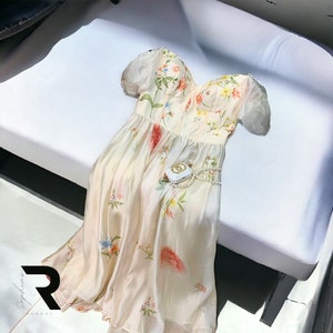 Robe blanche à fleurs Cottagecore pour femme, Robe d'été fluide, Robe de bal blanche évasée, Robe à fleurs tendance style maxi, Cadeau pour elle image 3