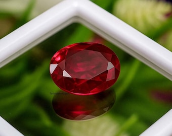 Rubi vermelho sangue natural, gema solta de 9,15 ct com lapidação oval.