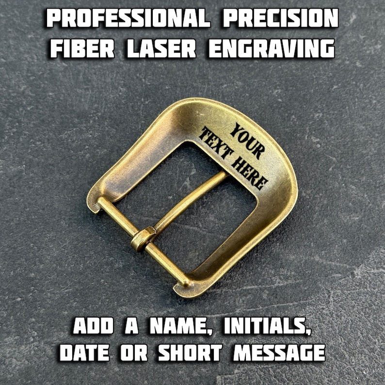 Puede incluir: Una hebilla de cintur&oacute;n de metal de color bronce con el texto "YOUR TEXT HERE" grabado. La hebilla es rectangular con bordes redondeados y una barra central. La imagen tambi&eacute;n incluye el texto "PROFESSIONAL PRECISION FIBER LASER ENGRAVING" y "ADD A NAME, INITIALS, DATE OR SHORT MESSAGE."