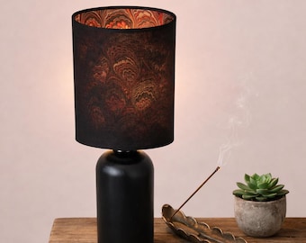 Handgefertigte schwarze Tischlampe mit marmoriertem Innenschirm, moderne skulpturale Lampe, handwerkliche Wohndekoration, einzigartige Umgebungsbeleuchtung